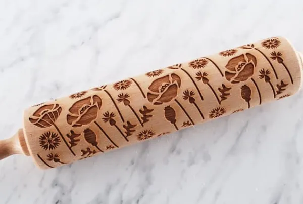 Kageruller>MoodForWood Trækagerulle, Graveret, 43 cm med Håndtag, Perfekt til Bagning - Engmønster