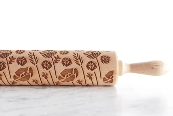 Kageruller>MoodForWood Trækagerulle, Graveret, 43 cm med Håndtag, Perfekt til Bagning - Engmønster