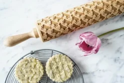 MoodForWood Trækagerulle, Graveret, 43 cm med Håndtag, Perfekt til Bagning - Komønster Online