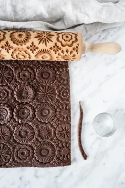 MoodForWood Trækagerulle, Graveret, 43 cm med Håndtag, Perfekt til Bagning - Mandala Mønster Outlet