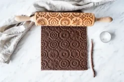 MoodForWood Trækagerulle, Graveret, 43 cm med Håndtag, Perfekt til Bagning - Mandala Mønster Outlet