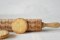 MoodForWood Trækagerulle, Graveret, 43 cm med Håndtag, Perfekt til Bagning - Cykelmønster Online