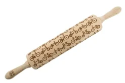MoodForWood Trækagerulle, Graveret, 43 cm med Håndtag, Perfekt til Bagning - Cykelmønster Online