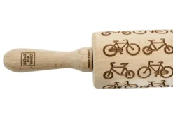 MoodForWood Trækagerulle, Graveret, 43 cm med Håndtag, Perfekt til Bagning - Cykelmønster Online