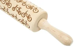 MoodForWood Trækagerulle, Graveret, 43 cm med Håndtag, Perfekt til Bagning - Cykelmønster Online