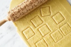 MoodForWood Trækagerulle, Graveret, 43 cm med Håndtag, Perfekt til Bagning - Cykelmønster Online