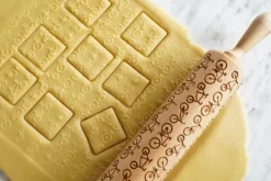 MoodForWood Trækagerulle, Graveret, 43 cm med Håndtag, Perfekt til Bagning - Cykelmønster Online