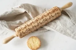 MoodForWood Trækagerulle, Graveret, 43 cm med Håndtag, Perfekt til Bagning - Cykelmønster Online