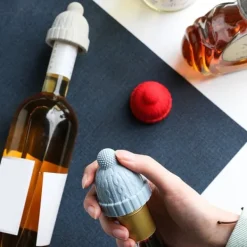 Flaskepropper>Stickad mössa formad vinflaskpropp Silikon Wine Saver Sealer Preserver Återanvändbar för Beer Whisky Blue